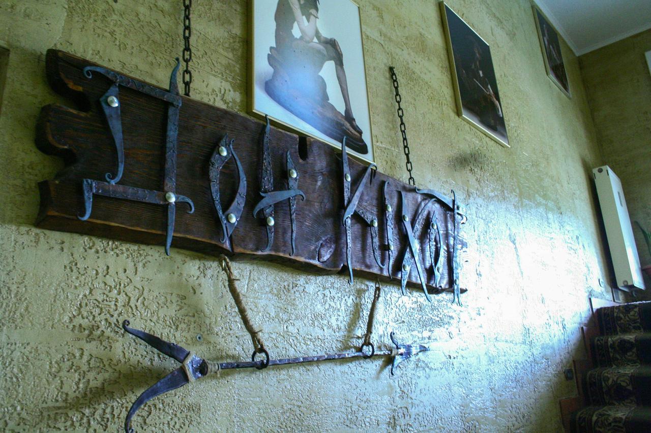 Don Kihot Hotel Novovolyns'k エクステリア 写真